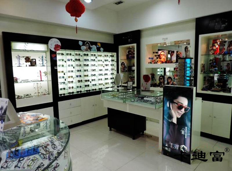 深圳眼镜连锁店触摸一体机展示案例