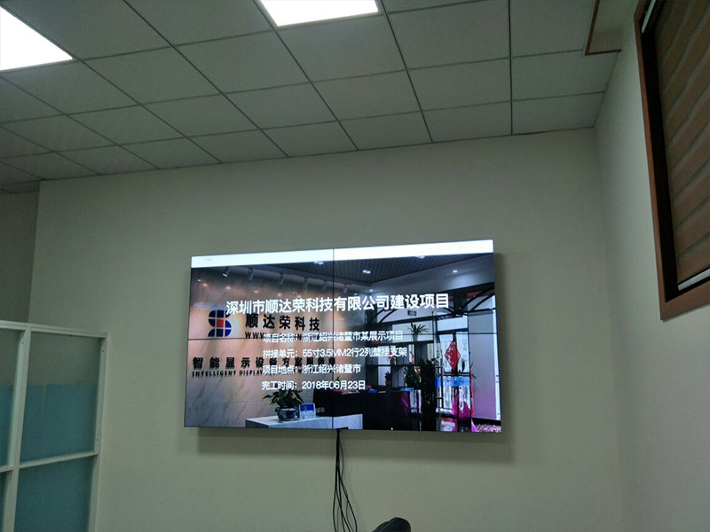 浙江诸暨市55寸液晶拼接屏壁挂展示案例图
