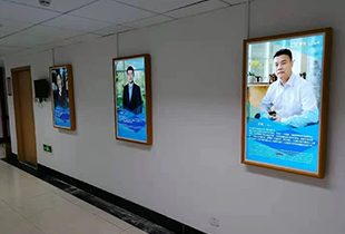 深圳大梅沙中兴通信学院的智能壁挂画框广告机