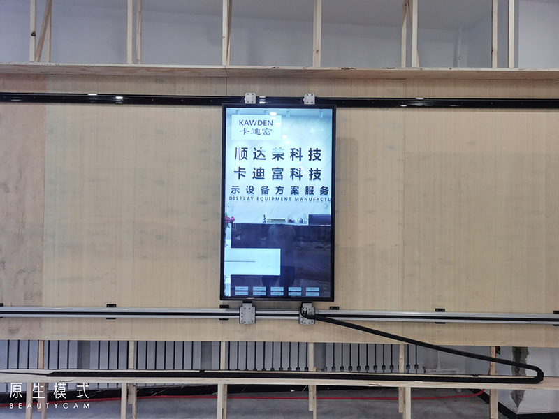 辽宁本溪55寸5.8米滑轨屏展示，广告展现效果远超传统广告屏
