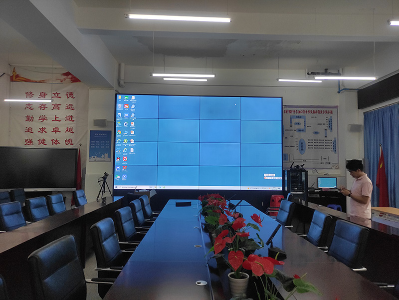 深圳市安区黄麻布学校引进55寸液晶拼接屏会议教学