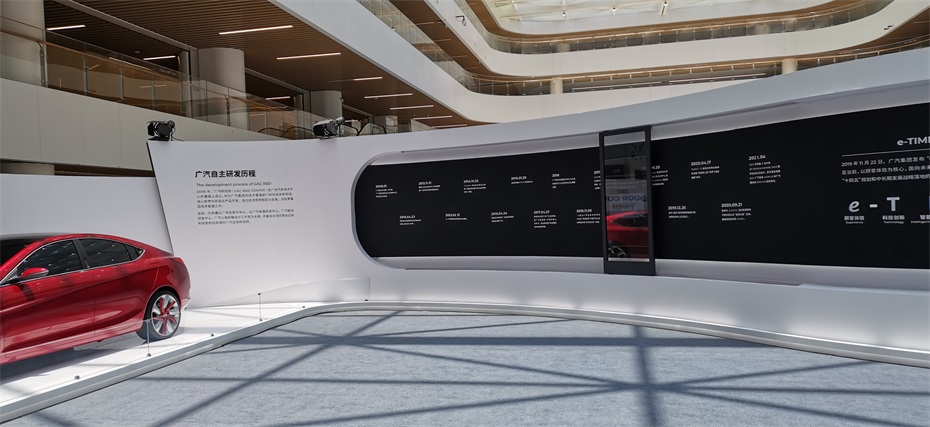 广汽集团25周年庆数字展厅建设之弧形OLED滑轨屏