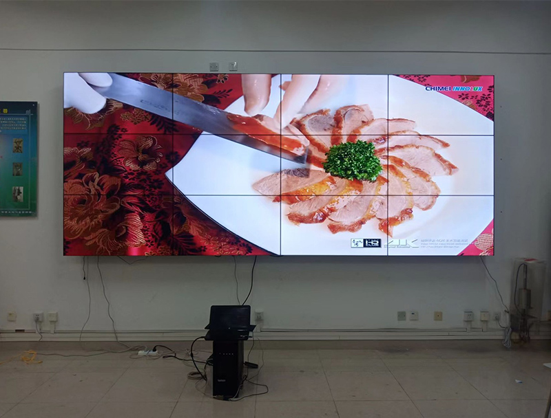 河南信息工业大学12块液晶屏拼接成一个大屏，文化墙播放大屏
