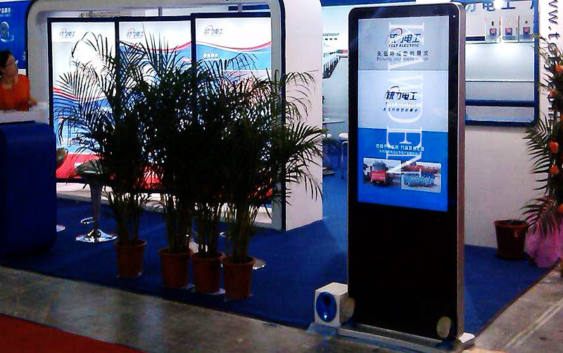 液晶立式广告机如何分屏实现更换内容？