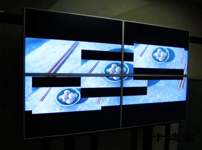 四台液晶显示屏拼接成一个大屏幕