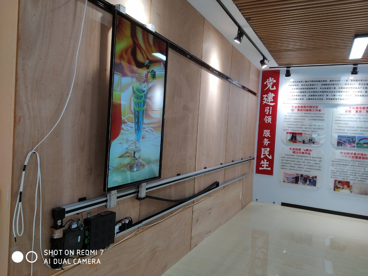山东青岛5.3米滑轨屏安装图片