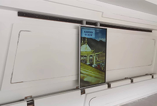 领略云南香格里拉的美，4米滑轨屏+2台55寸透明柜展示