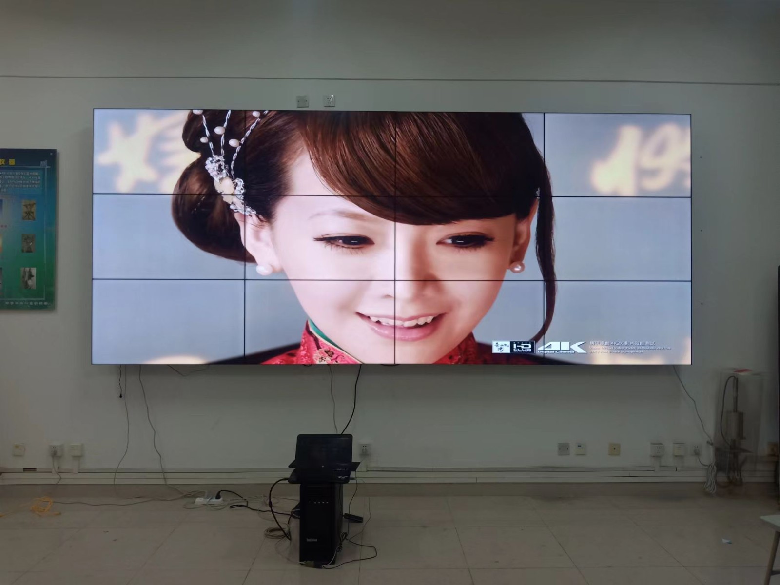 河南信息工业大学12块液晶屏拼接成一个大屏，文化墙播放大屏