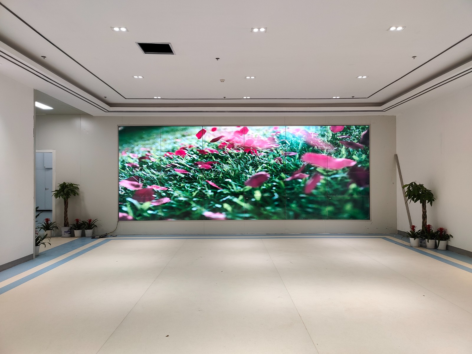 淮安48块55寸3.5mm液晶拼接屏案例图片