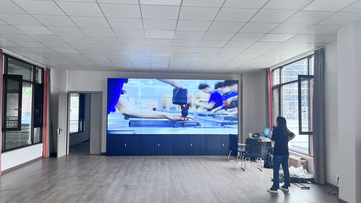 浙江建材公司落地机柜安装液晶拼接屏