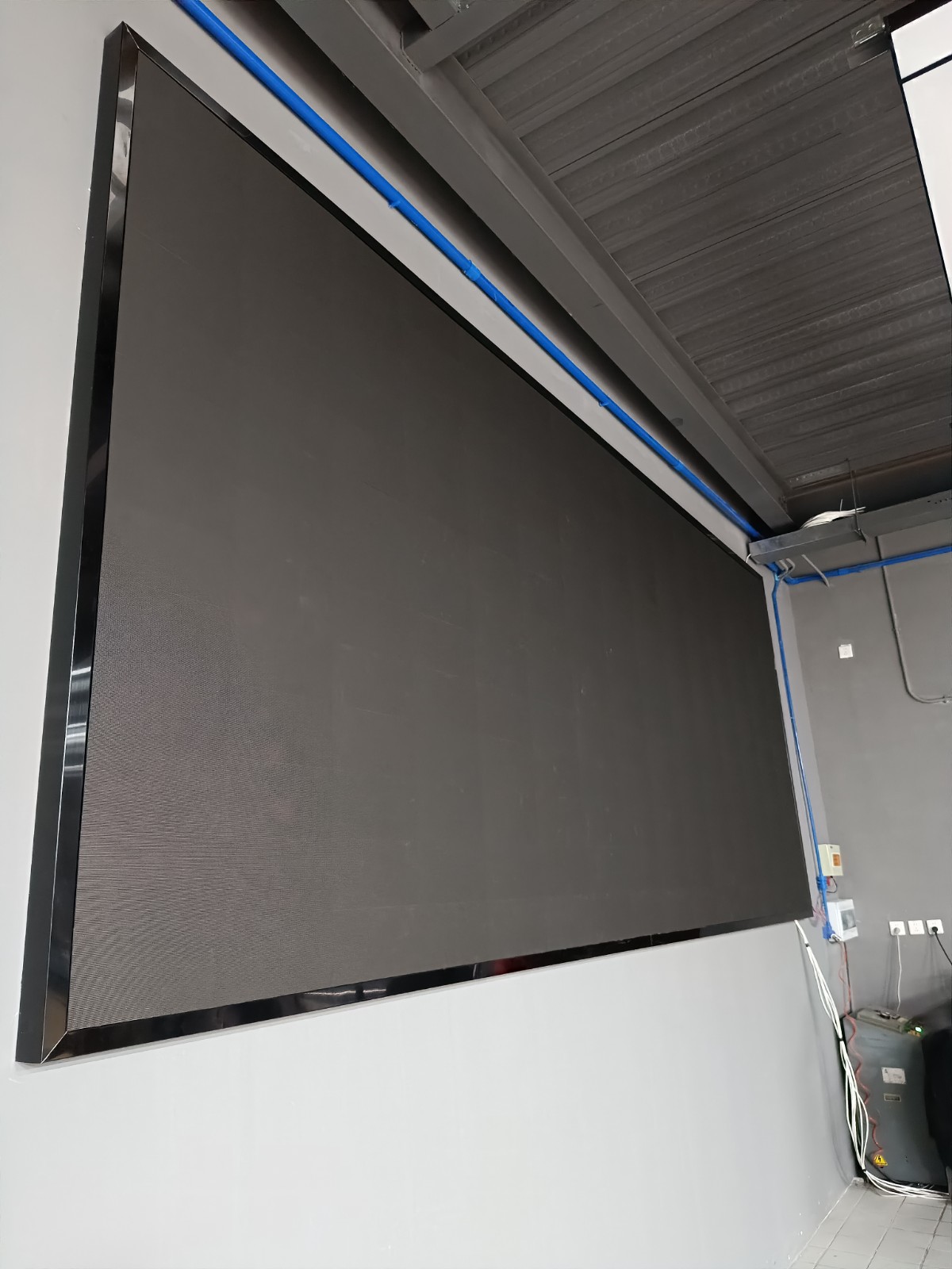 产业园车所P1.86led显示屏展示（侧面）