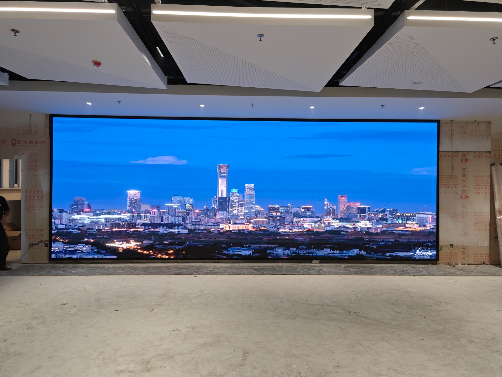 P1.86led全彩显示屏壁挂屏添科技亮色