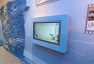 荆州市中医医院杏林楼院史馆：43寸透明柜与32寸一体机助力文化展陈升级