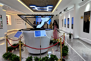 全息展示柜惊艳亮相，3D投影让展示更生动