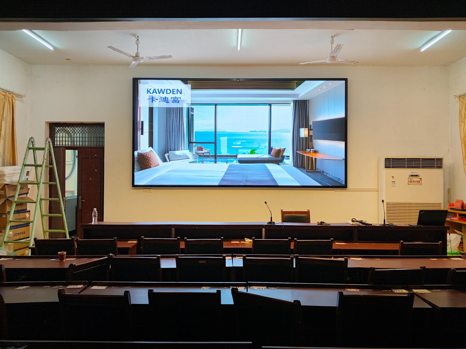 P2.0 LED显示屏长4480mmx高2240mm