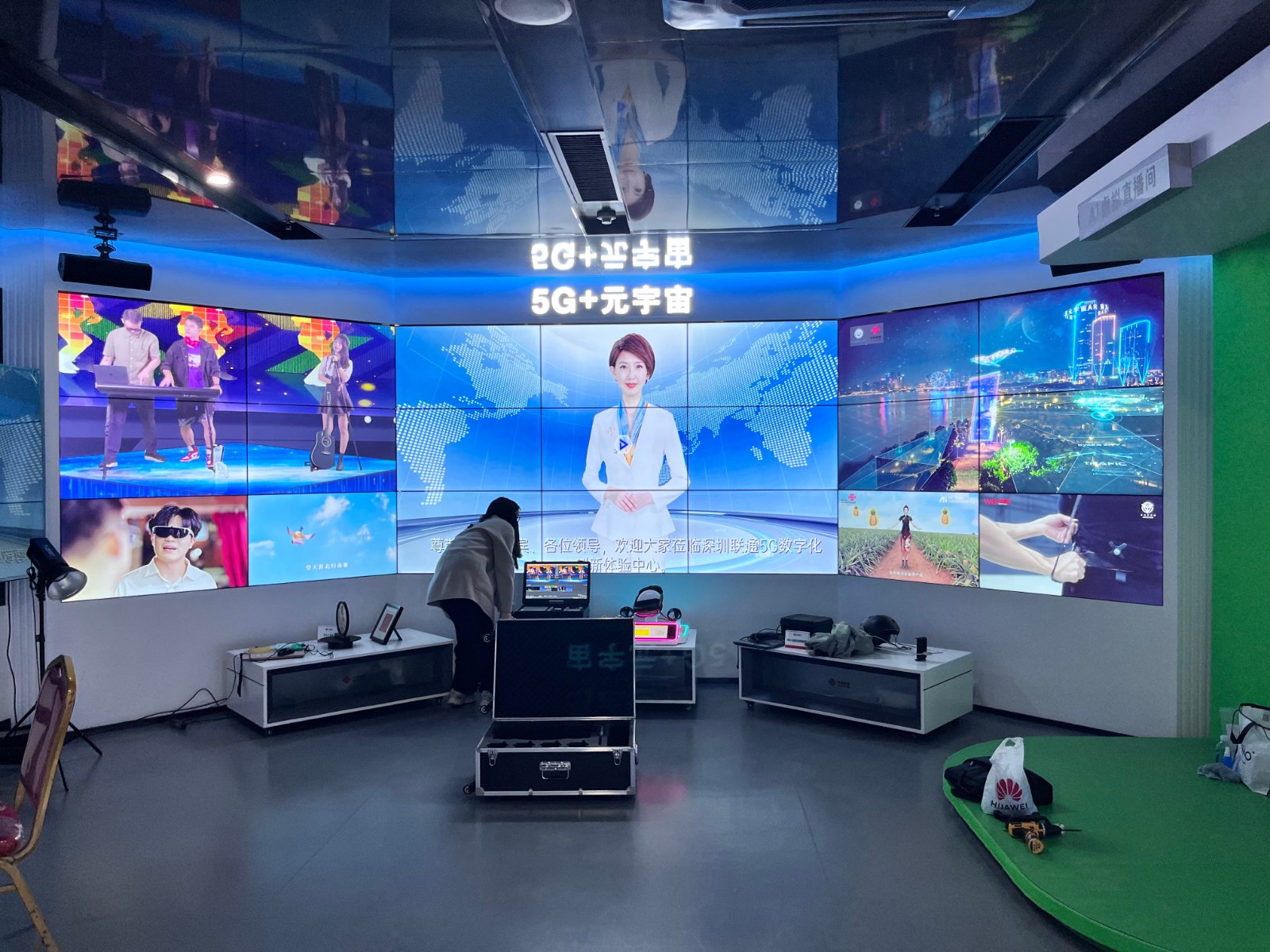 左右两边各3x2拼接屏，中间3x3拼接屏