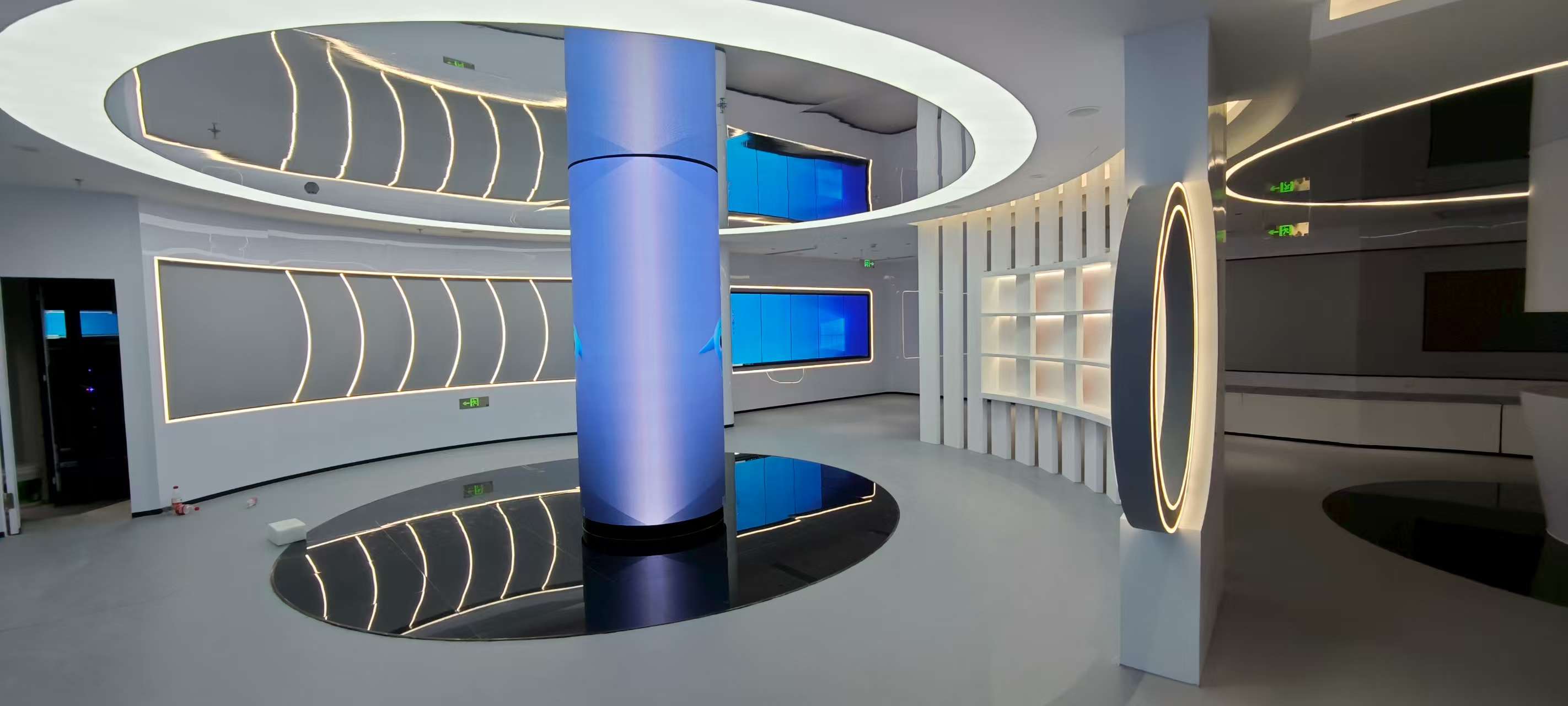 北京华龛展厅圆柱屏触摸拼接屏一体机组合展示