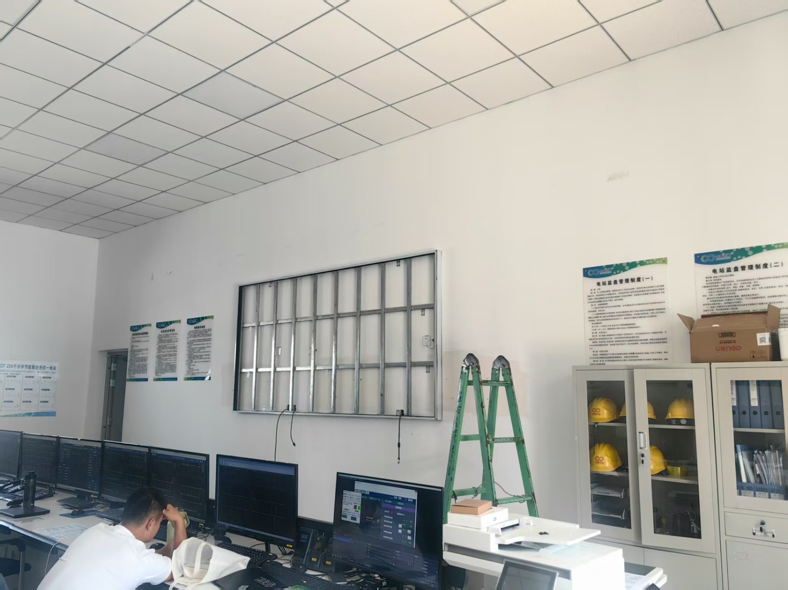 伊泰伊犁能源监控中心P2.5LED显示屏安装