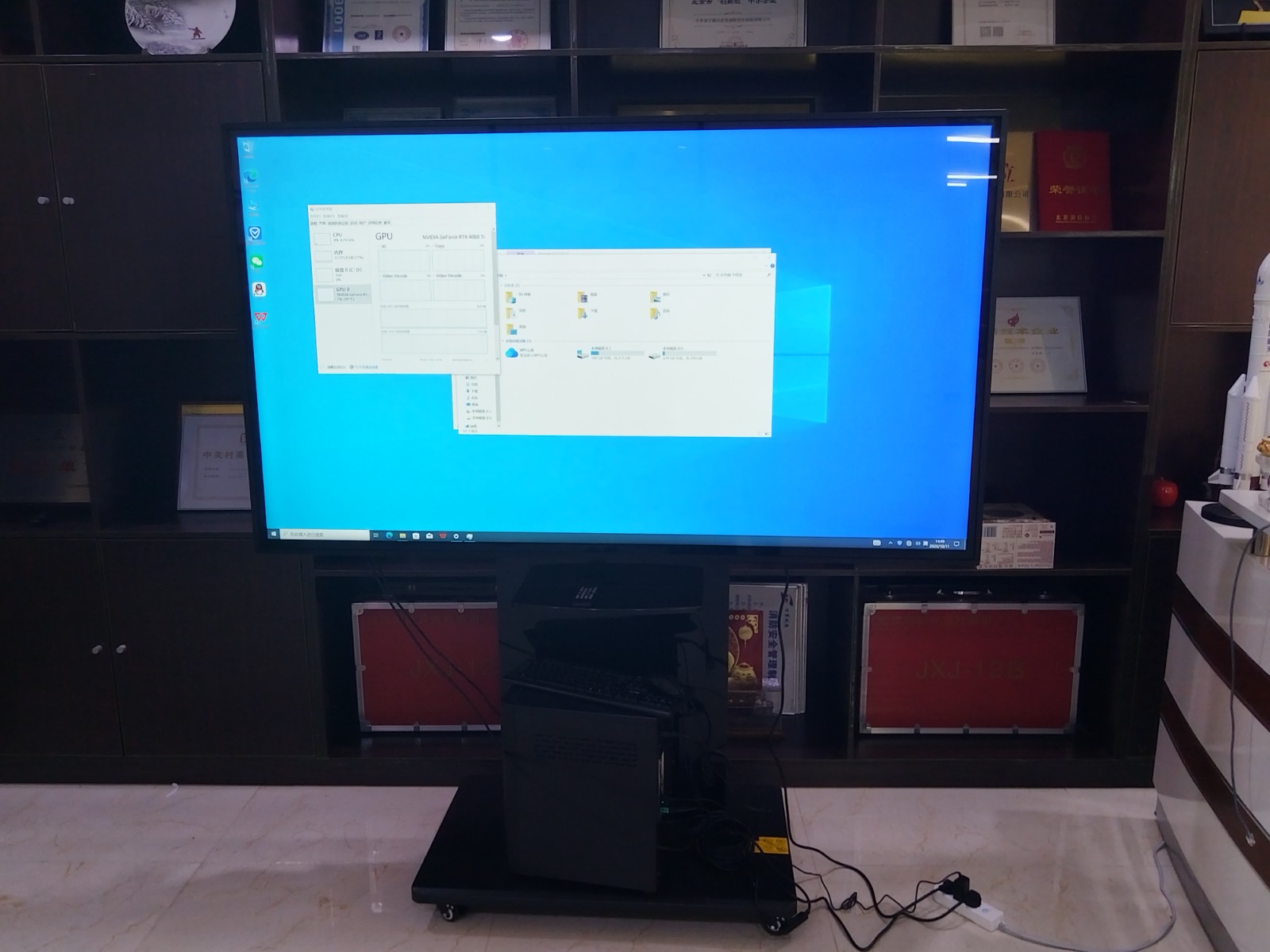 移动75寸触摸显示器