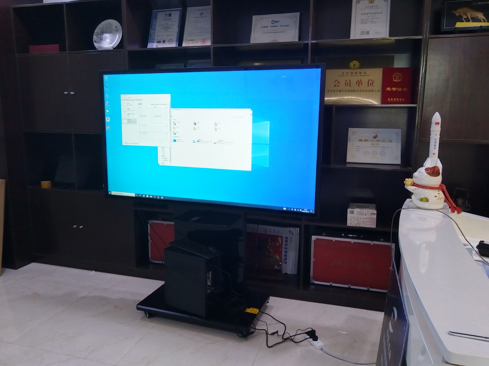 北京市丰台区汽车博物馆南路3号院（北京中铁大厦75寸触摸显示器+落地移动支架）