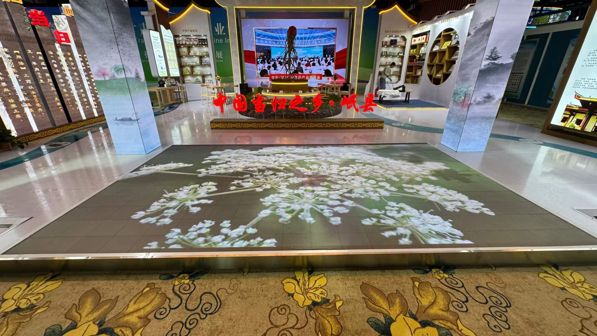 LED地砖显示屏：卡迪富引领地面互动新风尚，重塑商业空间价值