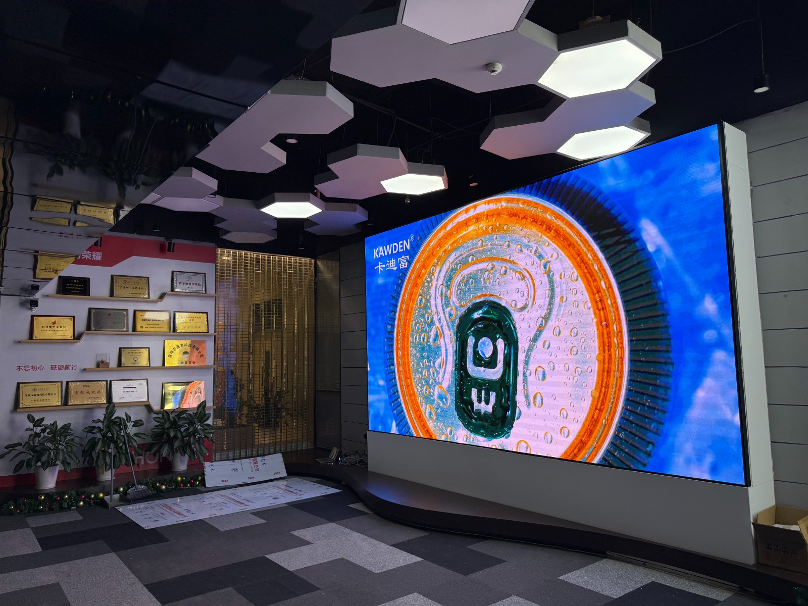 led显示屏（长4.8米×高2.72米）
