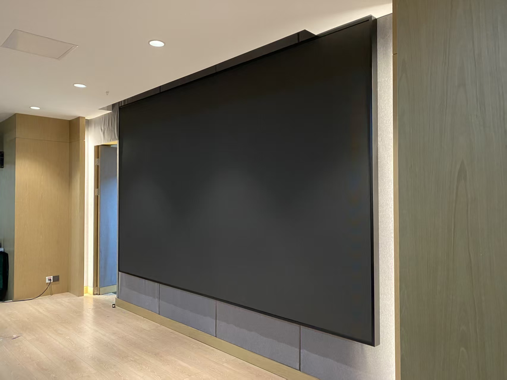 P1.86小间距全彩显示屏，尺寸为3.56m×2.08m